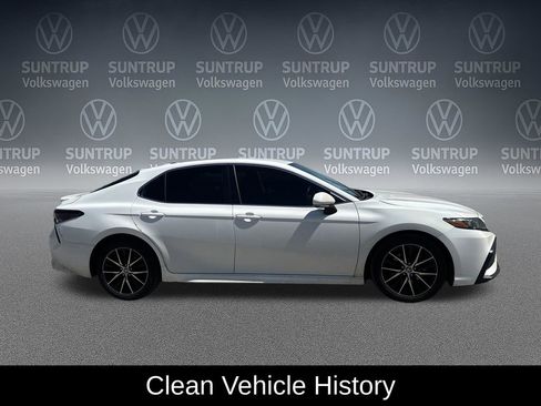 Used 2022 Toyota Camry SE w/ Cold Weather Package FWD image 3