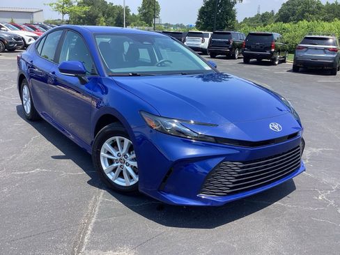 Used 2025 Toyota Camry LE image 1