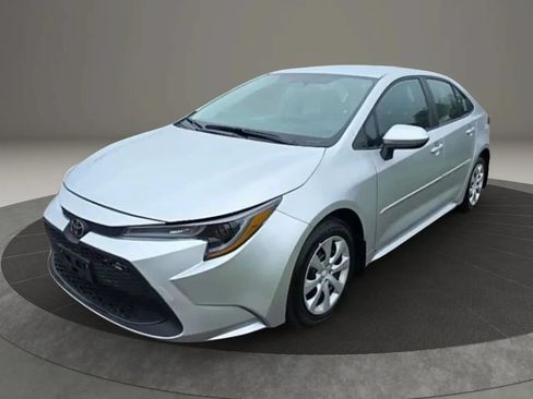 Used 2025 Toyota Corolla LE FWD image 3