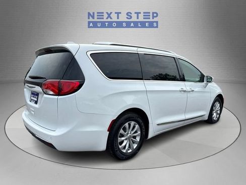 Used 2018 Chrysler Pacifica Touring-L FWD image 8