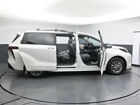 Used 2024 Toyota Sienna XLE FWD image 37