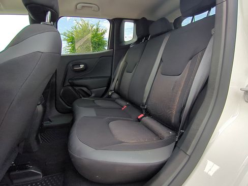 Used 2023 Jeep Renegade Latitude image 28