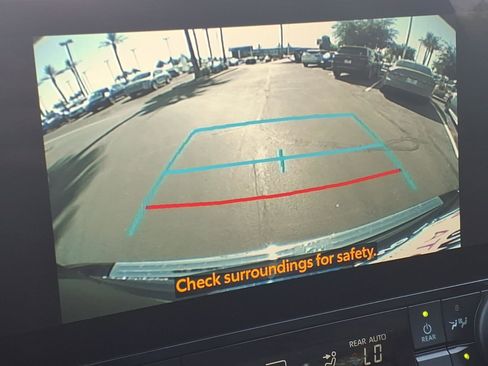 Used 2023 Toyota Highlander XLE FWD image 19