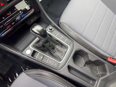 Used 2025 Volkswagen Jetta SE w/ Sunroof Package image 67