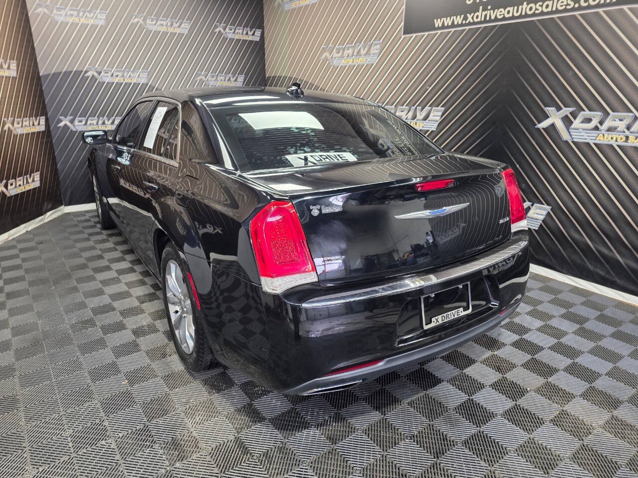 Used 2018 Chrysler 300 Touring L AWD/4WD image 12