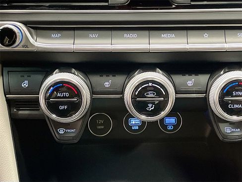 Used 2023 Genesis G70 2.0T image 21