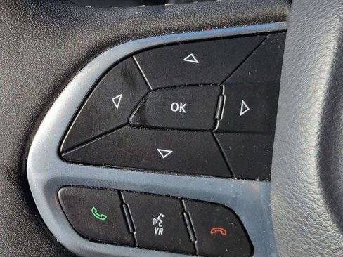 Used 2023 Chrysler Pacifica Touring-L FWD image 19