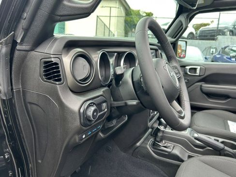 Used 2023 Jeep Wrangler Unlimited w/ Sun & Screen Package image 15