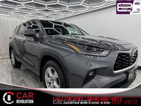 Used 2021 Toyota Highlander LE image 1