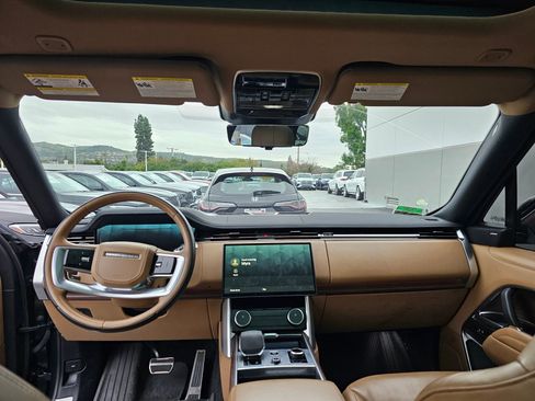 Used 2023 Land Rover Range Rover Long Wheelbase SE image 11