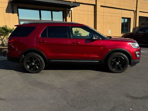 Used 2017 Ford Explorer XLT w/ Equipment Group 202A AWD/4WD image 8