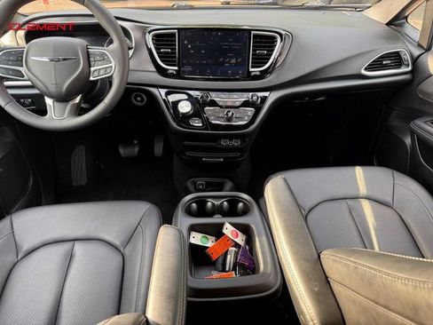Used 2025 Chrysler Pacifica Select FWD image 14