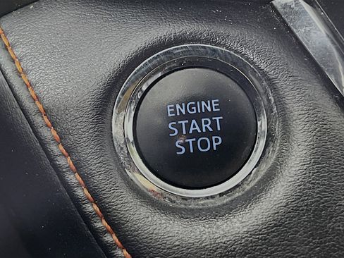 Used 2018 Toyota RAV4 SE image 23