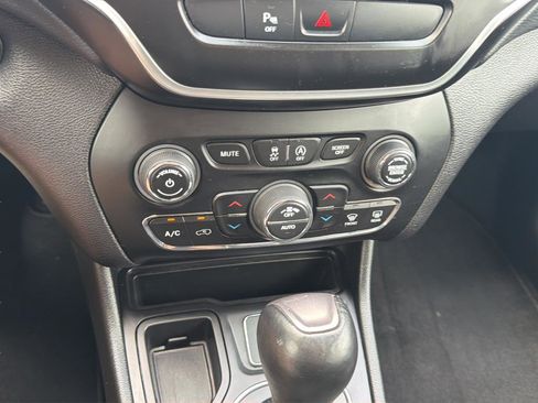 Used 2020 Jeep Cherokee Latitude Plus w/ Comfort/Convenience Group FWD image 25