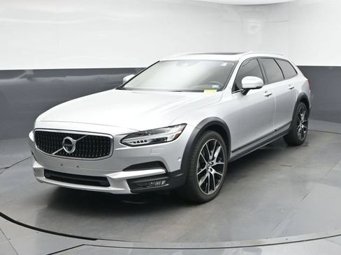 Used 2018 Volvo V90 T6 Cross Country w/ Convenience Package AWD/4WD image 3