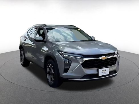 Used 2025 Chevrolet Trax LT FWD image 3