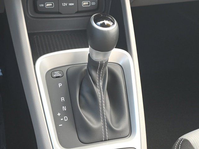 Certified 2022 Hyundai Venue SEL FWD image 15