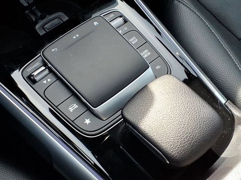 Used 2022 Mercedes-Benz GLB 250 4MATIC image 21