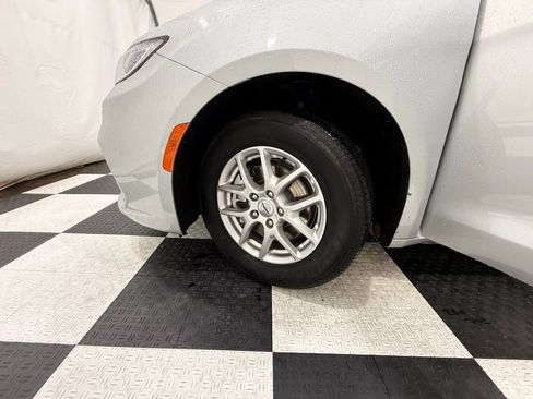 Used 2024 Chrysler Pacifica Touring-L FWD image 11