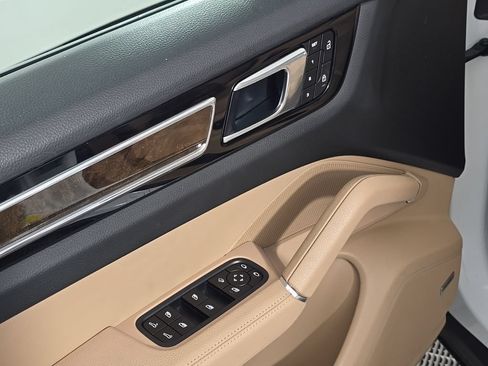 Certified 2023 Porsche Cayenne Platinum Edition AWD/4WD image 16