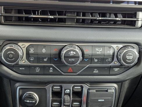 Used 2025 Jeep Wrangler Unlimited Rubicon w/ Convenience Group AWD/4WD image 21
