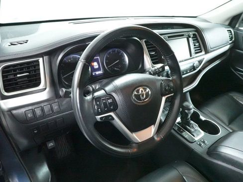 Used 2019 Toyota Highlander XLE AWD/4WD image 27