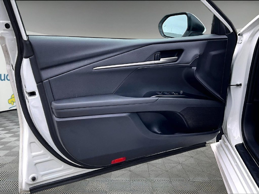 Used 2025 Toyota Camry SE FWD image 9