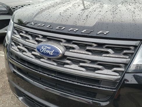 Used 2018 Ford Explorer XLT w/ Equipment Group 202A image 3