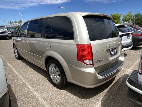 Used 2016 Dodge Grand Caravan SE w/ Quick Order Package 29E SE FWD image 3