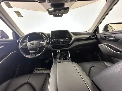 Used 2023 Toyota Highlander XLE AWD/4WD image 19
