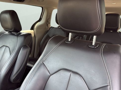 Used 2023 Chrysler Pacifica Touring-L FWD image 7