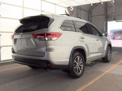 Used 2018 Toyota Highlander XLE AWD/4WD image 5