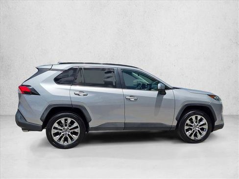 Used 2020 Toyota RAV4 XLE Premium FWD image 4