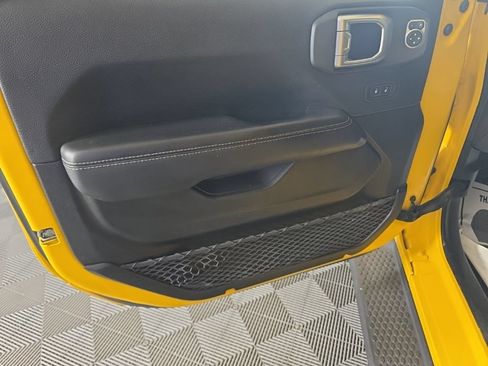 Used 2019 Jeep Wrangler Unlimited Sahara w/ Uconnect 4C Nav & Sound Group AWD/4WD image 11