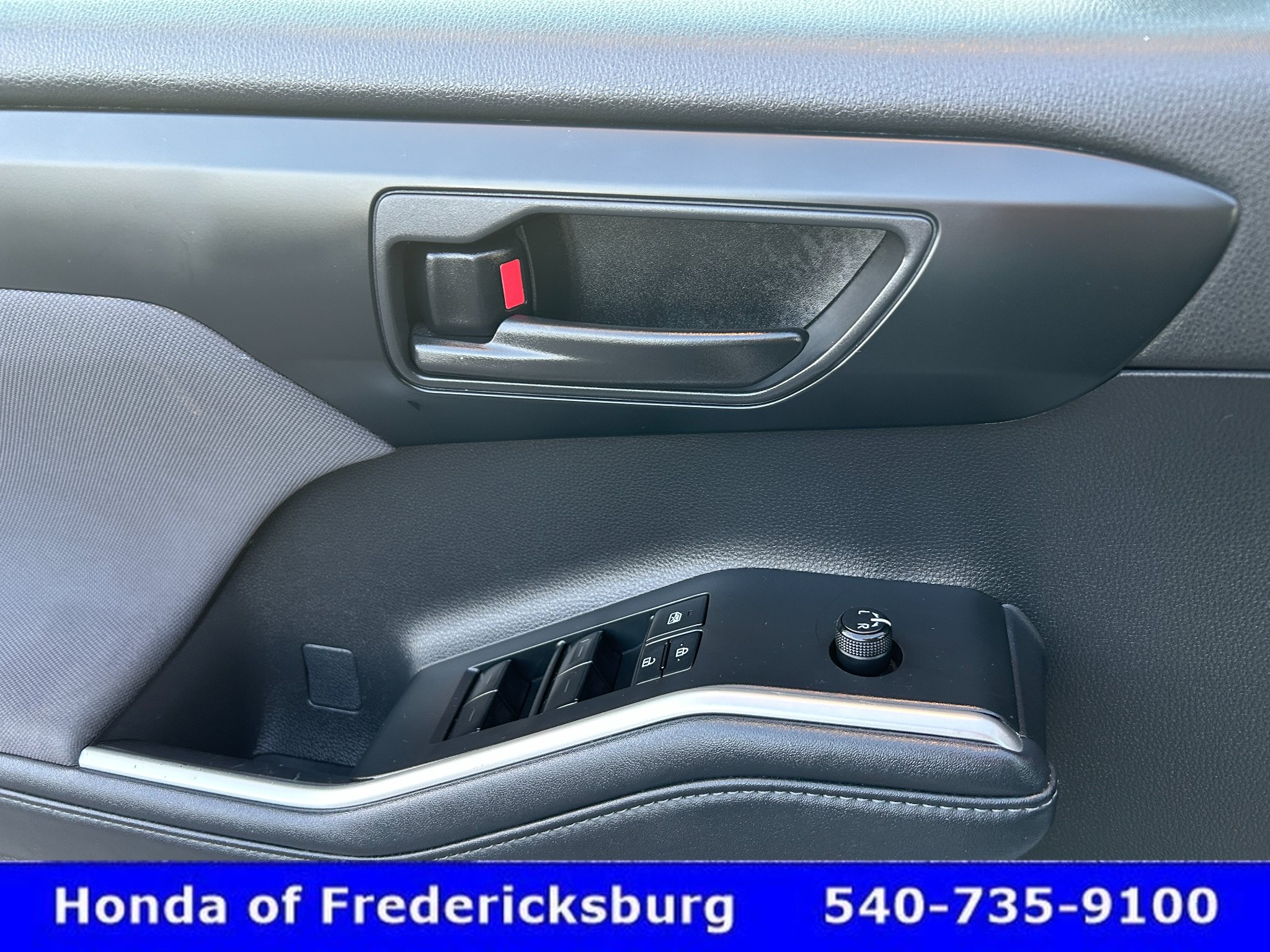 Used 2023 Toyota Highlander LE FWD image 28