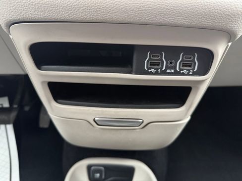 Used 2023 Chrysler Pacifica Touring-L image 24