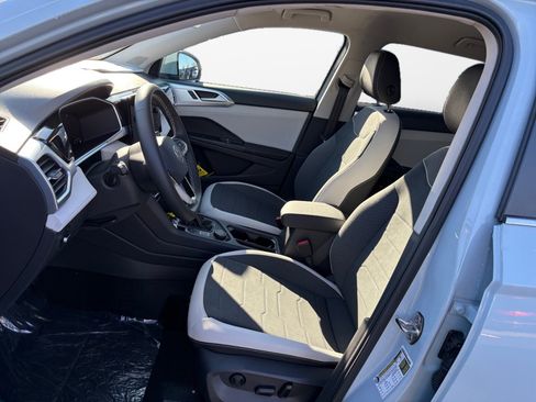 New 2025 Volkswagen Taos SE image 9