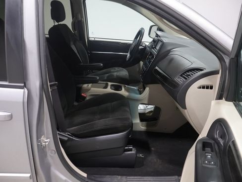 Used 2016 Dodge Grand Caravan SXT FWD image 24