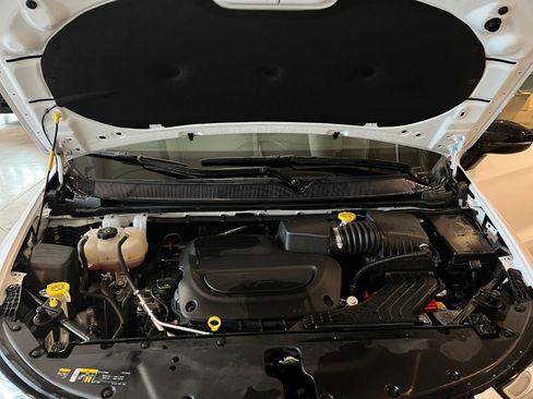 Used 2025 Chrysler Pacifica Limited FWD image 36