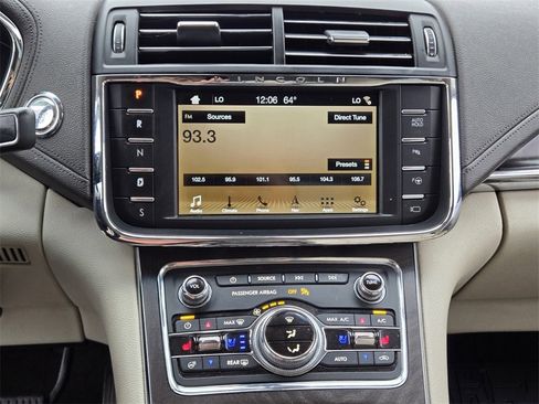 Used 2019 Lincoln Continental Reserve image 28