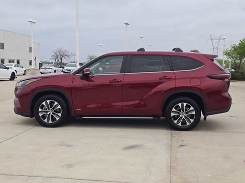 Used 2025 Toyota Highlander XLE image 4