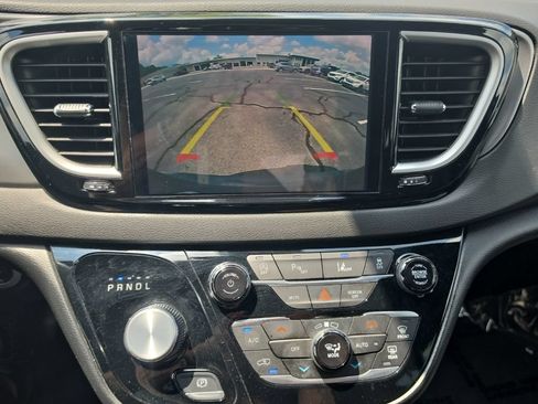 Used 2025 Chrysler Pacifica Select FWD image 28