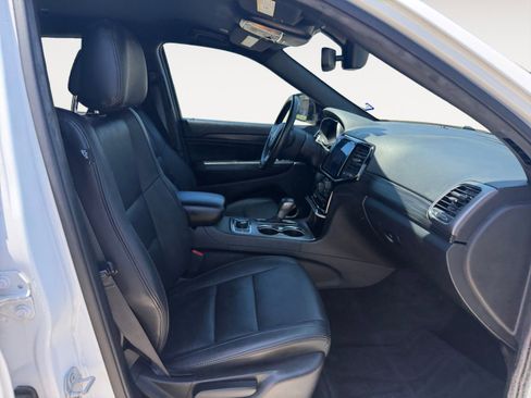 Used 2019 Jeep Grand Cherokee Laredo AWD/4WD image 15