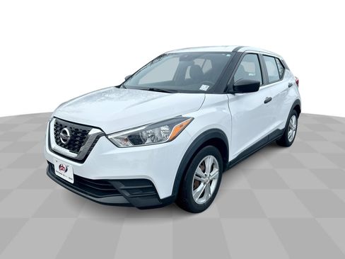 Used 2020 Nissan Kicks S image 1