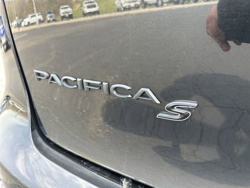 Used 2024 Chrysler Pacifica Premium FWD image 13