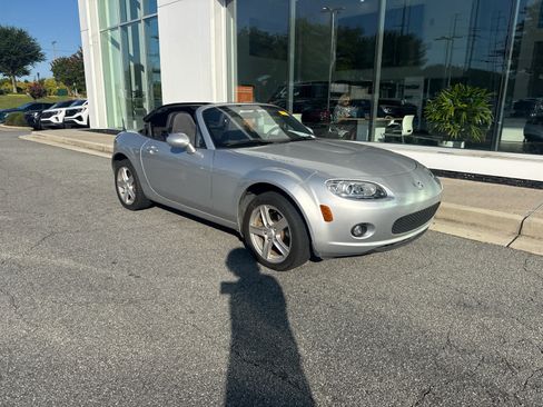 Used 2006 MAZDA MX-5 Miata Touring RWD image 3