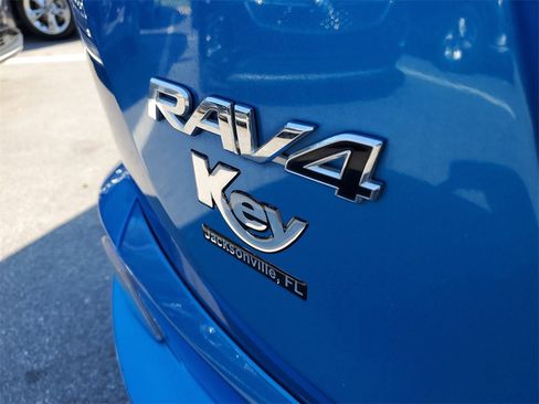 Used 2017 Toyota RAV4 SE image 10