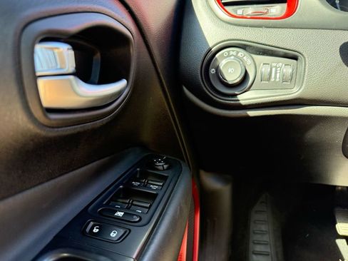 Used 2016 Jeep Renegade Trailhawk image 28