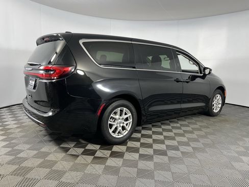 Used 2024 Chrysler Pacifica Touring-L image 8