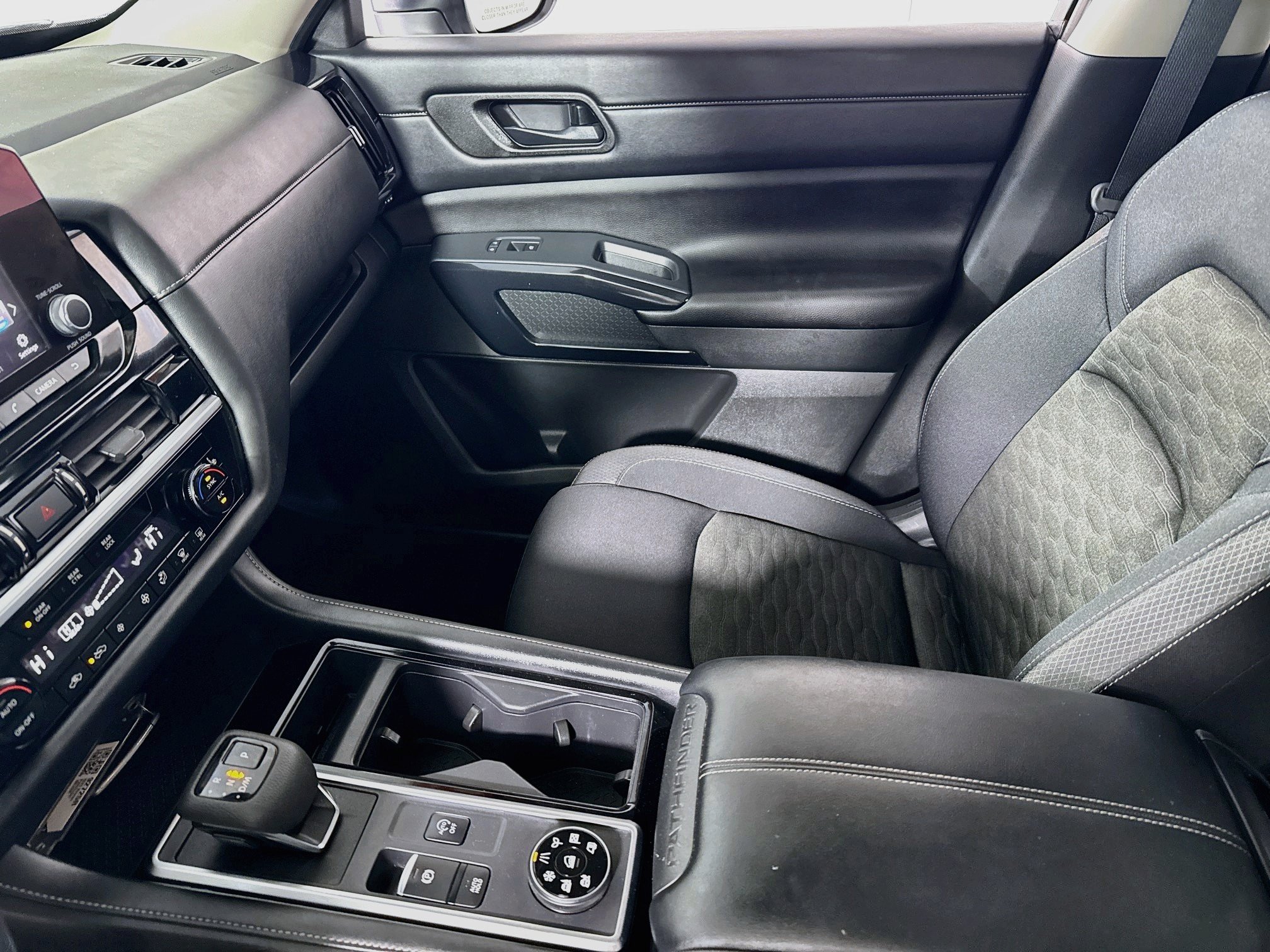 Used 2023 Nissan Pathfinder SV w/ SV Premium Package AWD/4WD image 25